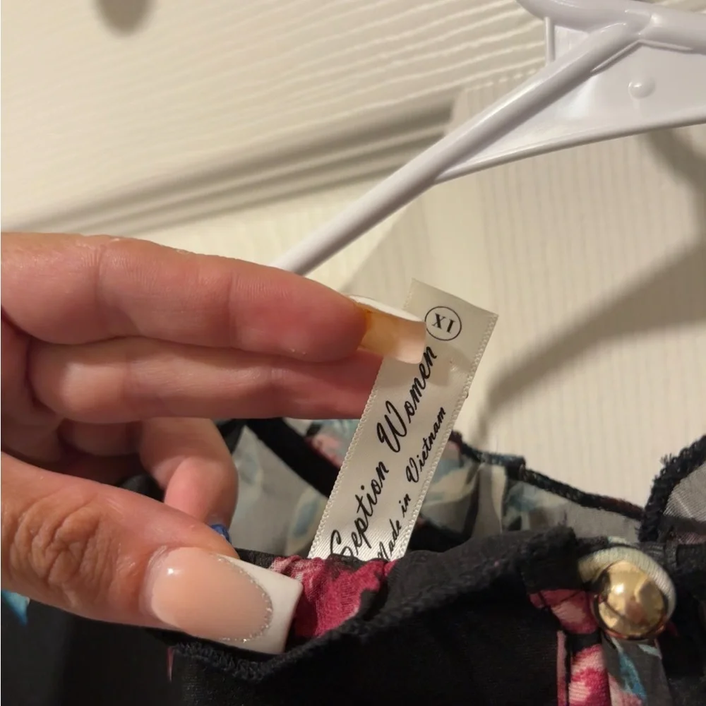 Floral Sheer Black Blouse - Picture 3 of 3